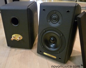 sonus faber toy altavoces barred leather