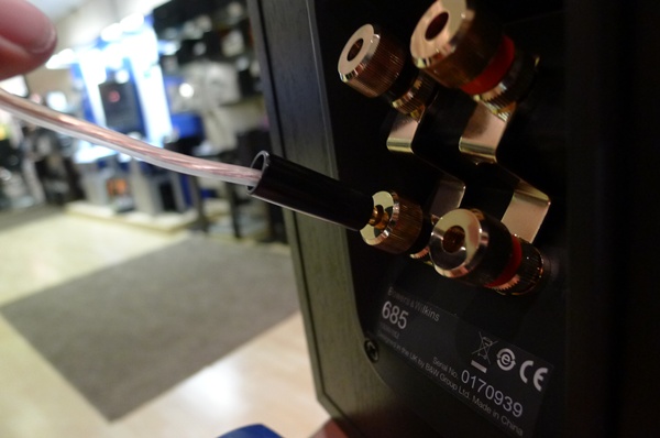 Como conectar cables de altavoz de forma correcta al amplificador